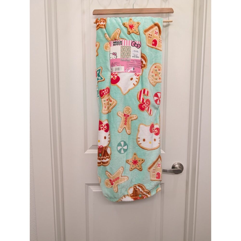NWT Sanrio Hello Kitty Gingerbread House Holiday Plush Cloud Throw Blanket Mint
